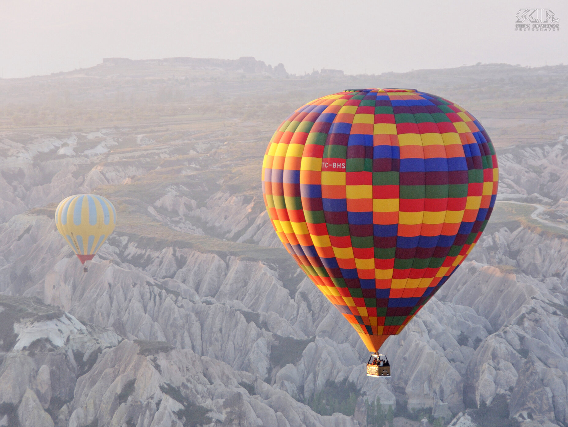 Cappadocië - Ballonvaart Op onze 4 dag worden we 's ochtends opgepikt voor een ballonvaart. Met een hete lucht ballon vliegen we bij zonsopgang een uurtje over Çavusin, Love Valley, Göreme en de Zemi Valley. Stefan Cruysberghs